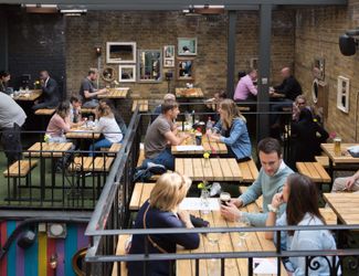 Pub in London Bridge with a garden