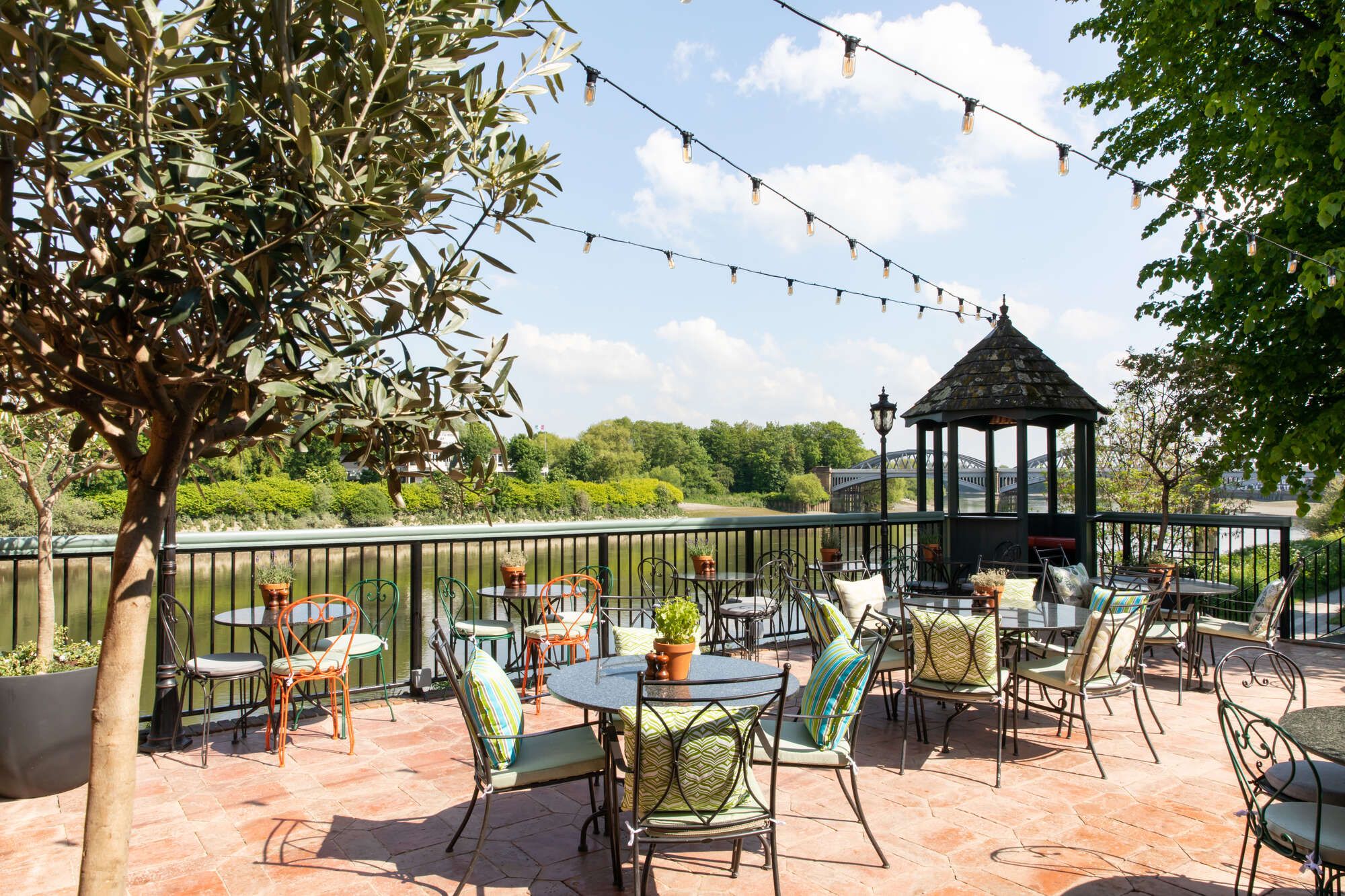 A beer garden of the river Thames