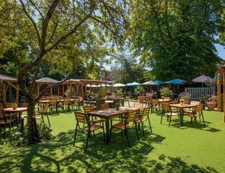 Garden at the Marlborough pub, Richmond Hill