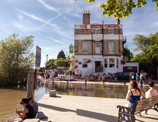 Exterior of the White Cross pub in Richmond
