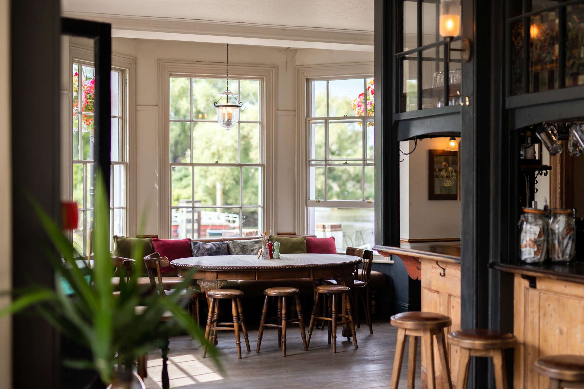 Bar area at the White Cross pub in Richmond